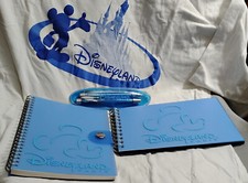 2001 Disneyland PARIS Conjunto de Caneta Foto/Livro de Recortes Bloco de Notas Extra Grande Camiseta Disney LOTE 4 comprar usado  Enviando para Brazil