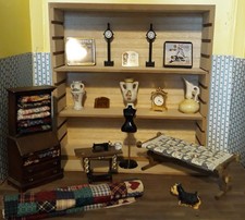 Lote enorme para casa de bonecas, 25+; sala de costura, colcha em maca, máquina de costura e diversos comprar usado Lote enorme para casa de bonecas, 25+; sala de costura, colcha em maca, máquina de costura e diversos comprar usado  Enviando para Brazil