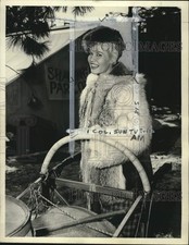 1959 Press Photo atriz Dorothy Provine segurando um carrinho perto de tenda - pio22299 comprar usado  Enviando para Brazil