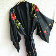 Usado, Kimono vintage de cetim fortemente bordado preto verde rosa totalmente forrado roupão pesado comprar usado  Enviando para Brazil