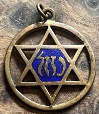 Ancien insigne émaillé d'occasion  Pont-l'Abbé-d'Arnoult