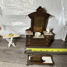 Usado, Cômoda vintage MINIATURA CASA DE BONECAS com espelho e tábua de passar veja abaixo comprar usado  Enviando para Brazil
