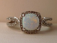 NOVO anel de haste dividida de halo de opala de laboratório e diamante - Ouro branco 10k - Tamanho 6 comprar usado NOVO anel de haste dividida de halo de opala de laboratório e diamante - Ouro branco 10k - Tamanho 6 comprar usado  Enviando para Brazil