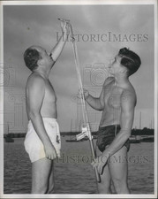 1956 Press Photo Lew Maxwell com a arma italiana Super Tum CO2 - MJB50030 comprar usado  Enviando para Brazil