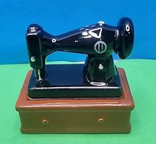 Máquina de costura miniatura vintage conjunto de sal e pimenta da Woolworth Co comprar usado  Enviando para Brazil