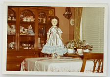 Foto colorida 1968 boneca grande em pé em uma mesa de sala de jantar por violeta africana comprar usado  Enviando para Brazil