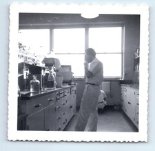 PAR DE FOTOS QUADRADAS ANTIGAS VINTAGE HOMENS CIENTISTAS EM LABORATÓRIO BALCÃO DE FRASCOS comprar usado  Enviando para Brazil