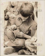 1975 Press Photo Ted Hiley fazendo colcha quadrada, Rama Road Elementary School, NC comprar usado  Enviando para Brazil