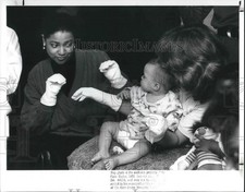 1989 Press Photo Kathleen Battle, trabalha com Hanna Bunnell durante musicoterapia, usado comprar usado  Enviando para Brazil