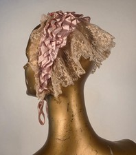 FRILLY FRENCH FLAPPER 1920’S TAMPA DE CAPOTA DE CAMA DE RENDA COM BABADOS DE SEDA + ROSETA comprar usado  Enviando para Brazil