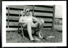 Foto vintage GAROTA BONITA USA ÓCULOS DE SOL OLHO DE GATO SENTA-SE EM CADEIRA DE SOL DE LONA comprar usado  Enviando para Brazil