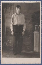 Cara perto de uma parede pintada em um terno Foto Vintage, usado comprar usado Cara perto de uma parede pintada em um terno Foto Vintage, usado comprar usado  Enviando para Brazil