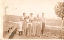 Usado, Cartão postal infantil com traje rural da década de 1910 cerca de madeira e postes utilitários comprar usado  Enviando para Brazil