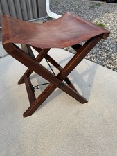 Cuero y madera, mueble antiguo, reposapiés cierre metálico con gancho segunda mano  Embacar hacia Mexico