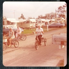 Foto Vintage MULHERES PASSEIO ADULTO BICICLETA DE TRÊS RODAS NO PARQUE DE TRAILERS VINTAGE comprar usado  Enviando para Brazil