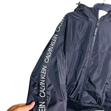 Usado, Jaqueta corta-vento Calvin Klein tamanho G preta logotipo manga com zíper e capuz comprar usado  Enviando para Brazil