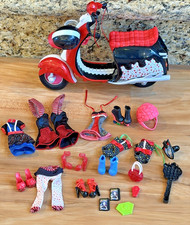 Acessórios Monster High Ghoulia Yelps, incluindo scooters e patins comprar usado Acessórios Monster High Ghoulia Yelps, incluindo scooters e patins comprar usado  Enviando para Brazil