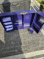 Usado, Boneca de madeira American Girl vintage estojo de transporte guarda-roupa baú com cama, edredom e extras comprar usado  Enviando para Brazil