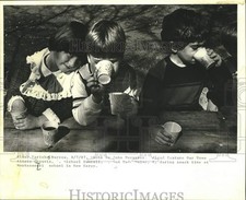1987 Press Photo Alunos da Escola Montessori em New Sarpy durante a hora do lanche comprar usado  Enviando para Brazil