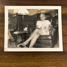 Silla de cuero descalza de dama piernas y cachorro años 60 blanco y negro foto vintage SU1 segunda mano  Embacar hacia Argentina