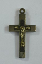Petite croix pendentif d'occasion  Beauvois-en-Cambrésis