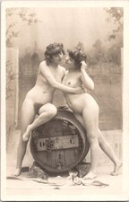 Cartão postal foto antigo original barril de vinho lésbico mulher nua francesa bb início dos anos 1900 comprar usado  Enviando para Brazil