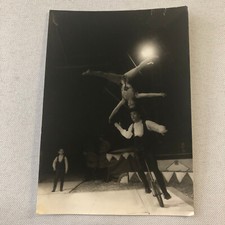 Fotografia fotográfica de artista de circo ato de equilíbrio mulher em monociclo comprar usado  Enviando para Brazil