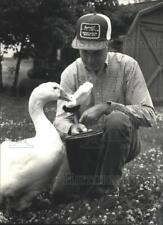 Usado, 1991 Press Photo Tony Drew's Goose, Sparkle, puxa um brinquedo de uma bolsa comprar usado  Enviando para Brazil