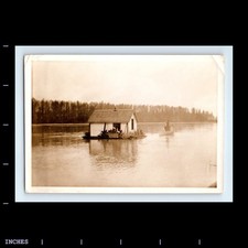 Vintage Photo MAN IN BOAT BY HOUSEBOAT ON RIVER comprar usado Vintage Photo MAN IN BOAT BY HOUSEBOAT ON RIVER comprar usado  Enviando para Brazil