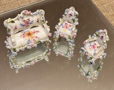 Sofá de porcelana antigo para casa de bonecas 2 cadeiras laterais Sofà 2,25”w X2,25”h cadeiras 2”h X 1”w comprar usado  Enviando para Brazil