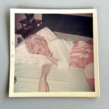 Fotografia vintage mulher sedutora puxando sofá-cama cabelo loiro 1966 3,5x3,5 comprar usado  Enviando para Brazil