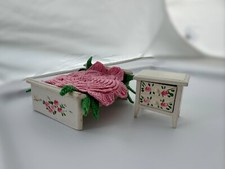 Cama, tapete e mesa de cabeceira vintage rosa floral para crianças 1:12 comprar usado  Enviando para Brazil