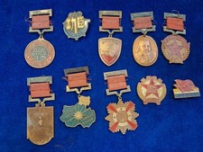 LOTE DE TRABAJO DE COLECCIÓN DE INSIGNIAS Y MEDALLAS MILITARES CHINAS segunda mano  Embacar hacia Mexico
