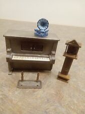 Miniatura casa de bonecas tocador piano, banco, relógio de pêndulo e fonógrafo comprar usado  Enviando para Brazil