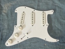 FENDER PERSONALIZADO COM FIO SQUIER PADRÃO CLÁSSICO VIBRAÇÃO STRATOCASTER PICKGUARD BRANCO comprar usado  Enviando para Brazil