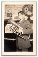 Cartão postal foto RPPC antigo interior casa piano instrumento musical tuba c1910 comprar usado  Enviando para Brazil