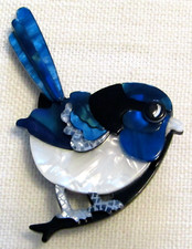 Broche de pájaro prendedor acrílico azul y blanco bellamente artesanal insignia joyería segunda mano  Embacar hacia Mexico