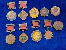 LOTE DE TRABAJO DE COLECCIÓN DE INSIGNIAS Y MEDALLAS MILITARES CHINAS segunda mano  Embacar hacia Mexico