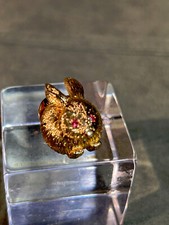MARCA COROA DE OURO - BROCHE DE COELHO CABEÇA MÓVEL COM OLHOS ROSA - 1" DE COMPRIMENTO - comprar usado  Enviando para Brazil
