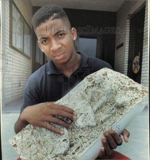 Foto de imprensa 1988 Chris Davis segura elenco de gesso retirado do campo do pântano de minério de escapamento comprar usado Foto de imprensa 1988 Chris Davis segura elenco de gesso retirado do campo do pântano de minério de escapamento comprar usado  Enviando para Brazil