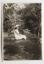 Young woman sitting d'occasion  Expédié en Belgium