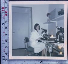 1965 Mulher Cientista Laboratório Microscópios Laboratório Fotografia Colorida Antiga comprar usado 1965 Mulher Cientista Laboratório Microscópios Laboratório Fotografia Colorida Antiga comprar usado  Enviando para Brazil