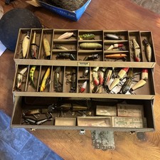 Usado, Caixa de equipamento vintage Kennedy, carregada com ÓTIMAS iscas de pesca - Heddon Creek Chub comprar usado  Enviando para Brazil