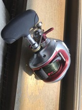 Carretel de isca Shimano vermelho por favor comente como é possível comprar usado  Enviando para Brazil