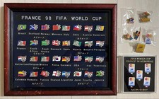 Usado, Conjunto oficial de 32 pinos de equipe FIFA França 98 emoldurados + emblemas de patrocinador / uso na Copa do Mundo comprar usado Usado, Conjunto oficial de 32 pinos de equipe FIFA França 98 emoldurados + emblemas de patrocinador / uso na Copa do Mundo comprar usado  Enviando para Brazil