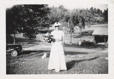 Foto vintage da década de 1940 de uma mulher?, um cachorro, um chapéu e um vestido longo, foto encontrada, usado comprar usado  Enviando para Brazil