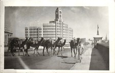 Cartão postal foto real vintage Paquistão, Karachi, caravana de camelos na estrada da cidade comprar usado  Enviando para Brazil