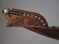 Modelo pequeno esculpido em madeira de maori waka taua (canoa de guerra) com concha de Paua incrustada comprar usado  Enviando para Brazil