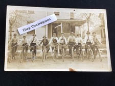 GRUPO DE 10 HOMENS E MENINOS EM BICICLETAS RPPC DESFILE PREP BANDEIRA AMERICANA FOTO ORIGINAL comprar usado  Enviando para Brazil
