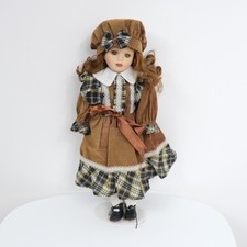 Używany, Vintage stojąca porcelanowa lalka 16" - kręcone włosy, sukienka w kratę, kapelusz, przedmiot kolekcjonerski na sprzedaż  PL